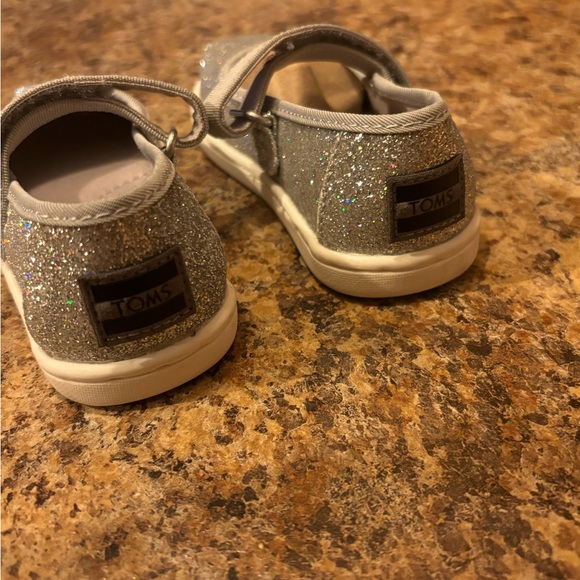 Tiny Toms Silver Iridescent Mary Jane Shoes Holiday Shoe I Size 6 - Picture 3 of 6